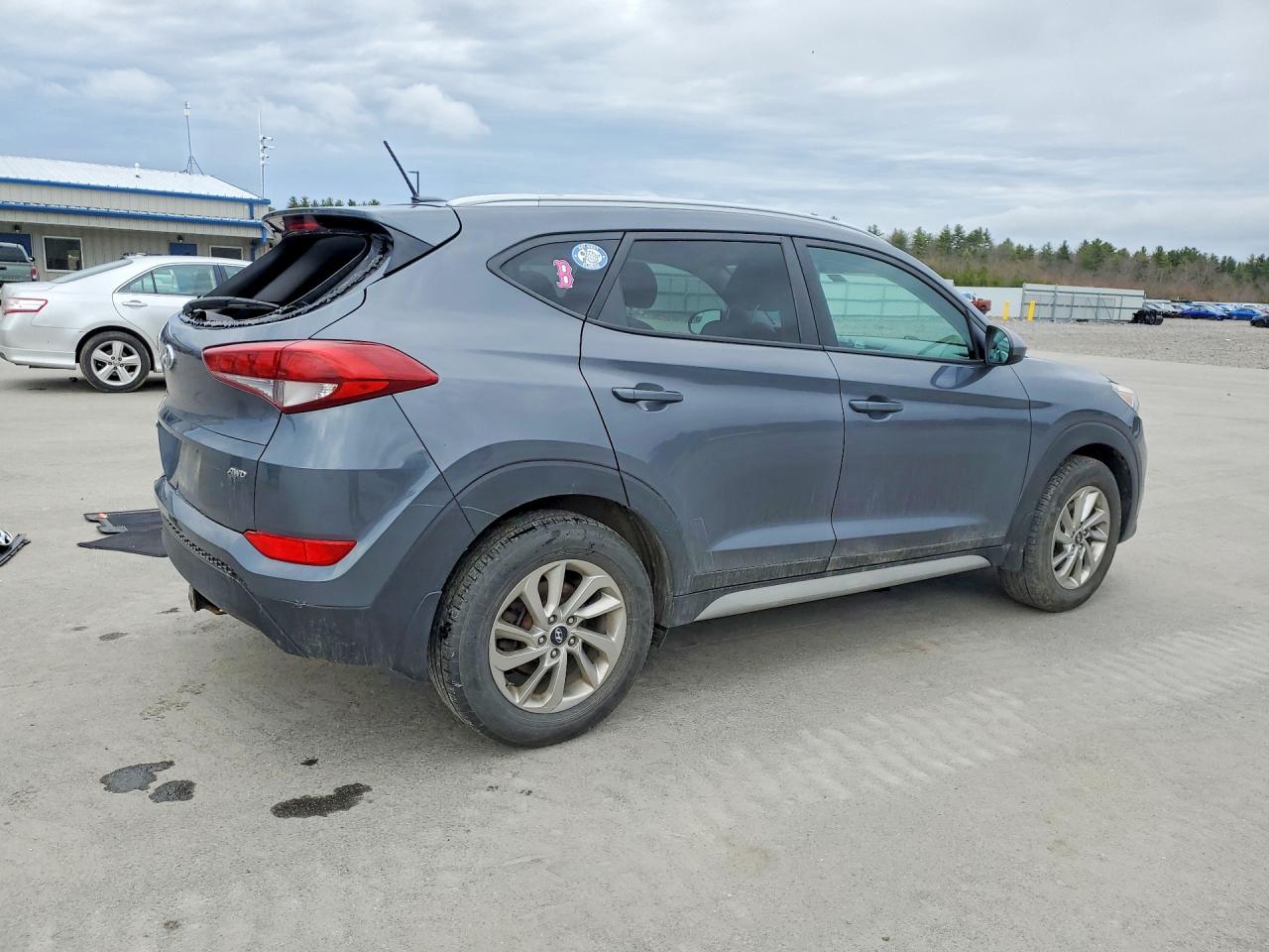 2017 HYUNDAI TUCSON SE photo 5