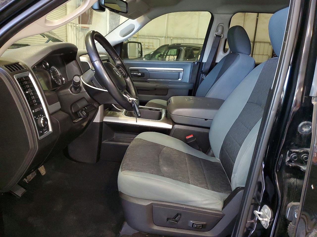 2019 RAM 1500 CLASSIC SLT photo 19
