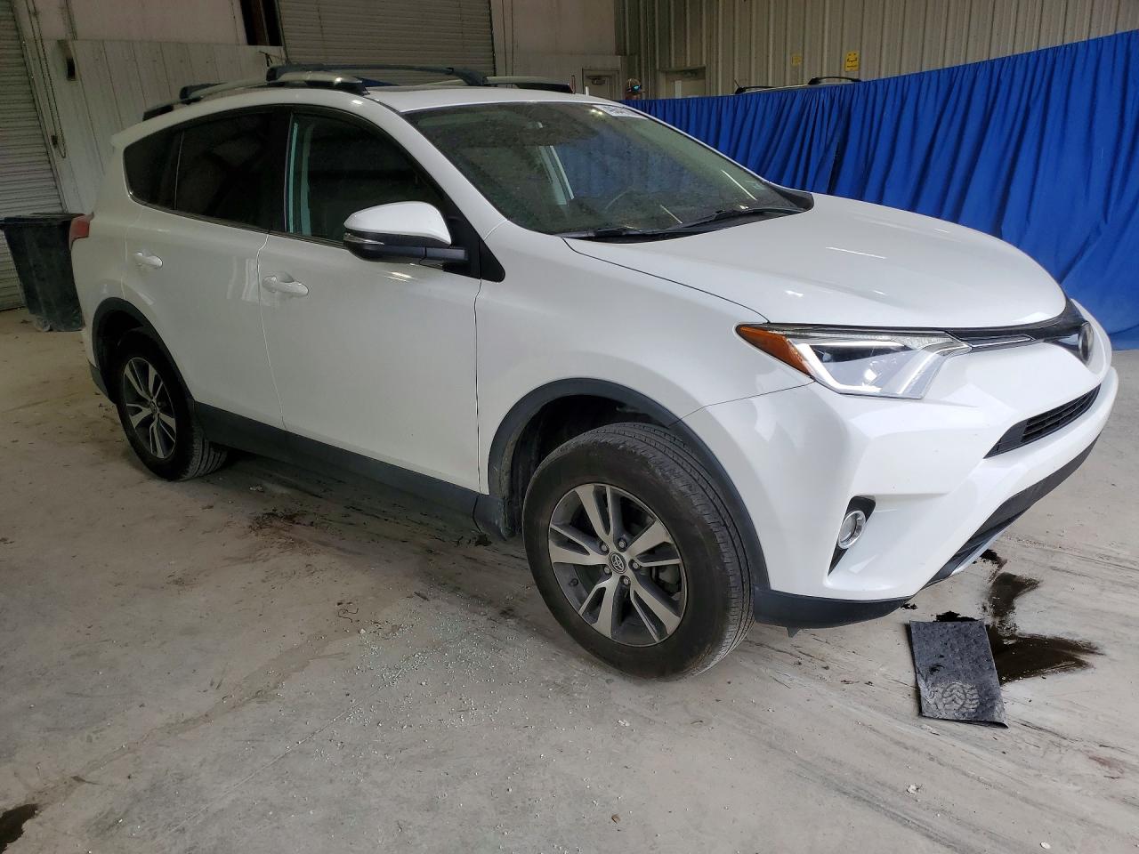 2018 TOYOTA RAV4 XLE photo 10