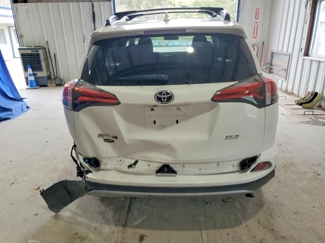 2018 TOYOTA RAV4 XLE photo 16