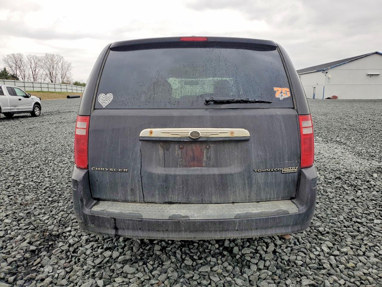 2010 CHRYSLER TOWN & COUNTRY TOURING photo 6