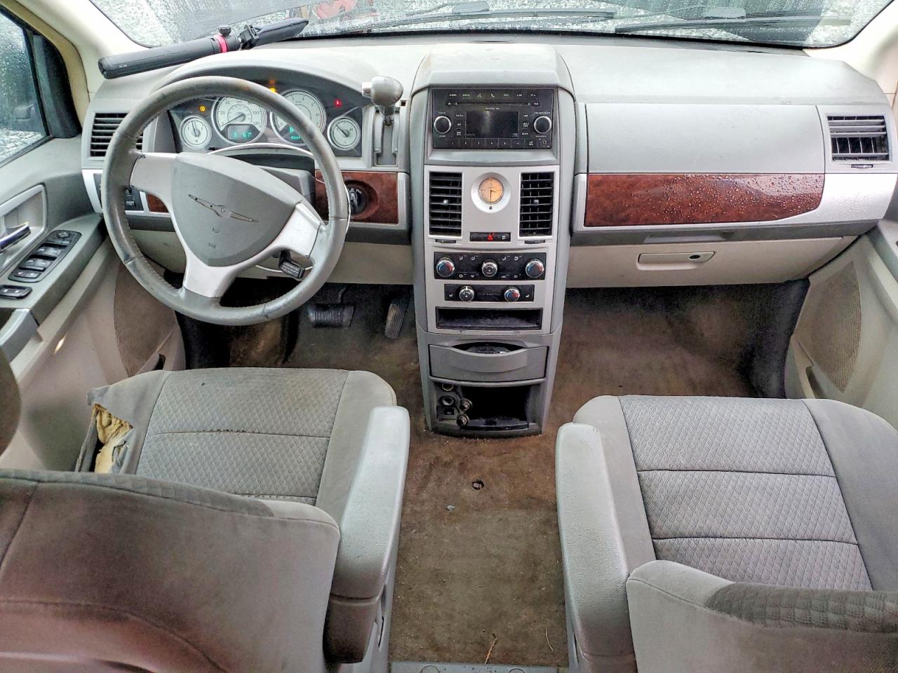 2010 CHRYSLER TOWN & COUNTRY TOURING photo 8