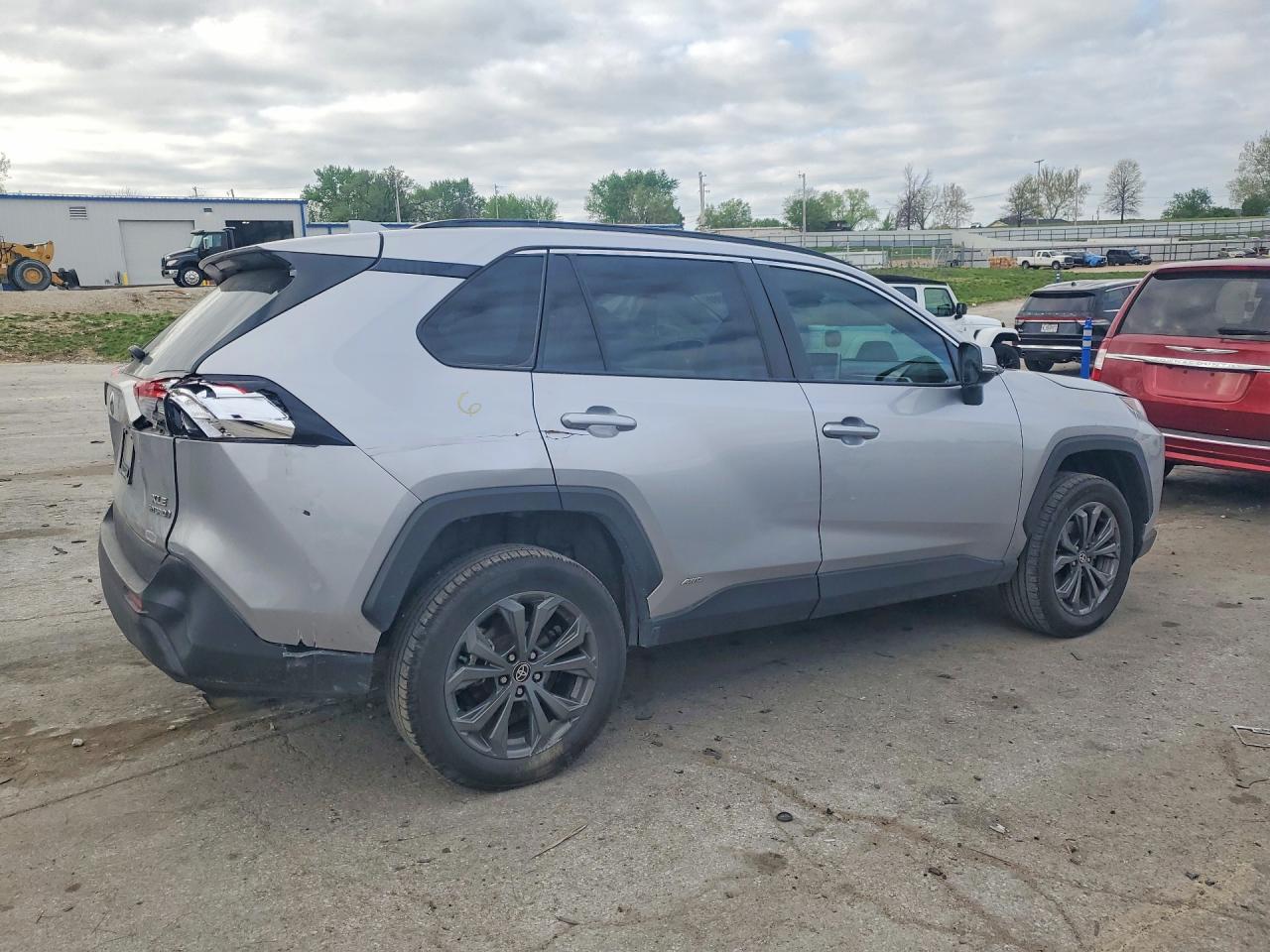 2024 TOYOTA RAV4 XLE PREMIUM photo 5