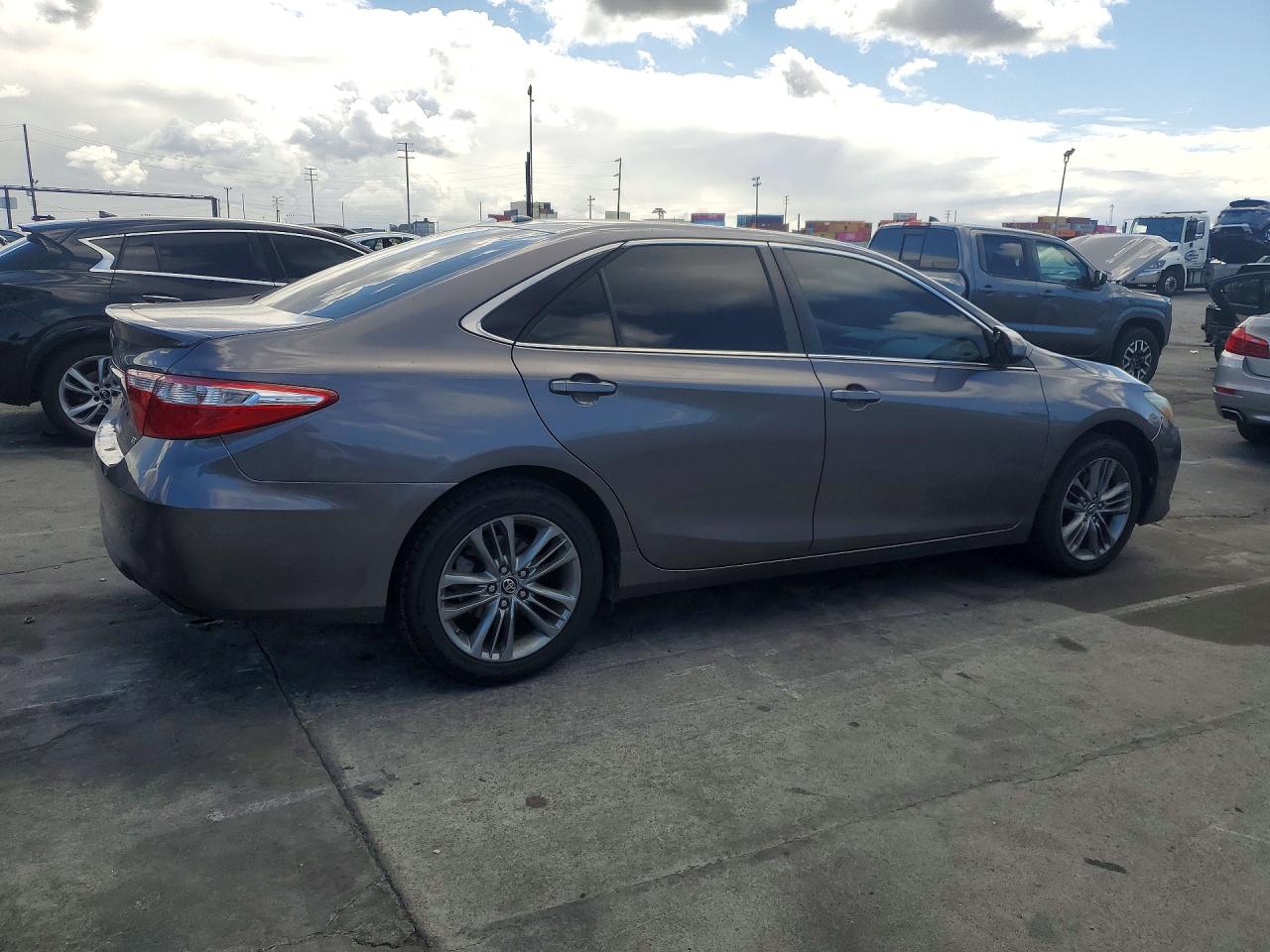 2016 TOYOTA CAMRY SE photo 5