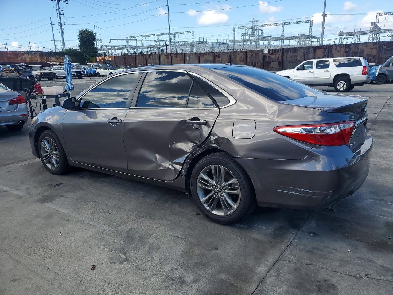 2016 TOYOTA CAMRY SE photo 3
