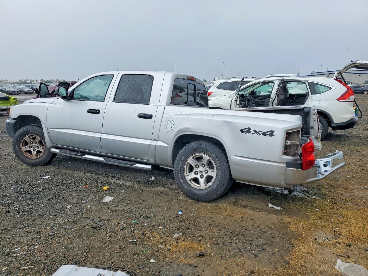 2005 DODGE DAKOTA QUAD SLT photo 3