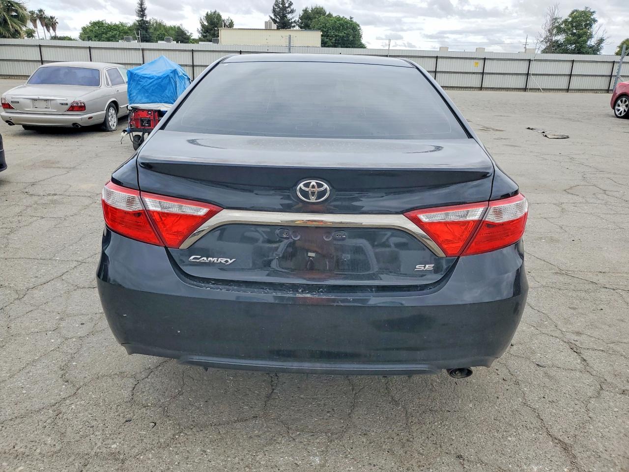 2016 TOYOTA CAMRY SE photo 6