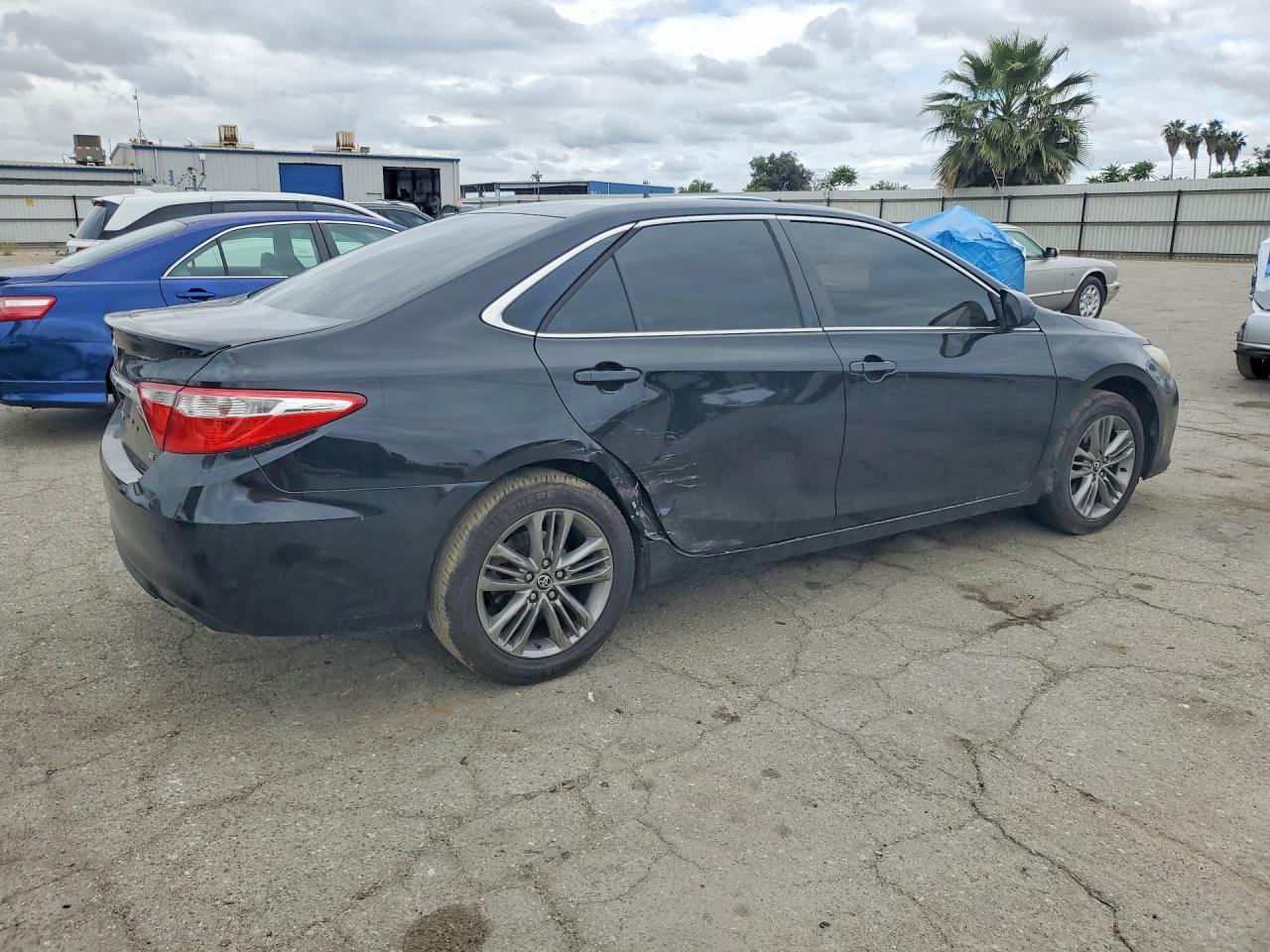 2016 TOYOTA CAMRY SE photo 3