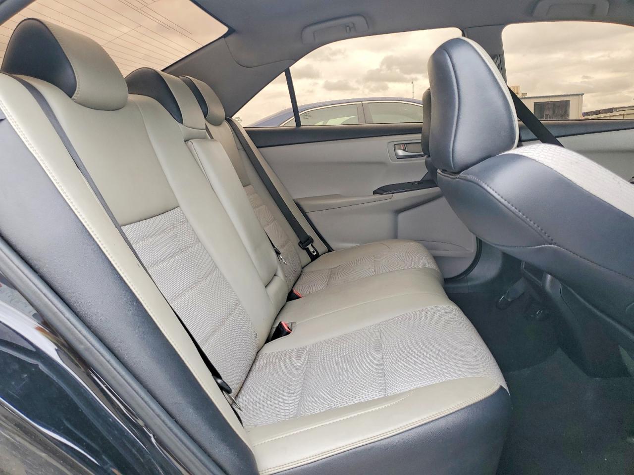 2016 TOYOTA CAMRY SE photo 10