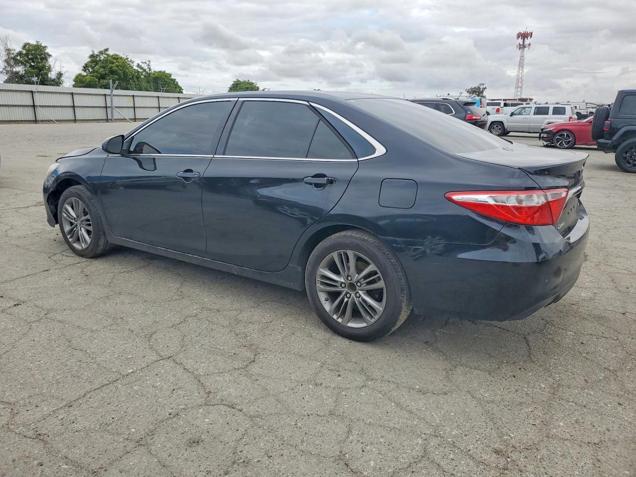 2016 TOYOTA CAMRY SE photo 2