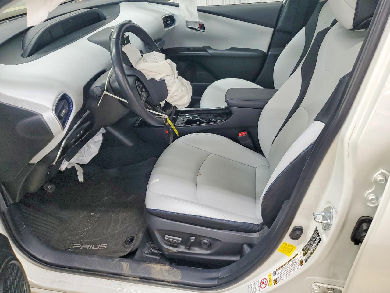 2019 TOYOTA PRIUS photo 13