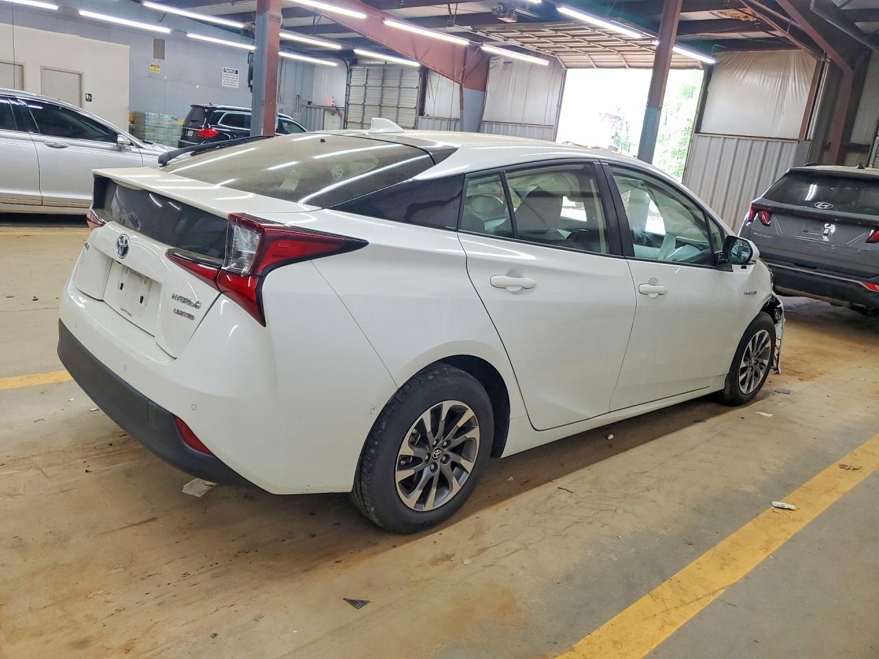 2019 TOYOTA PRIUS photo 5
