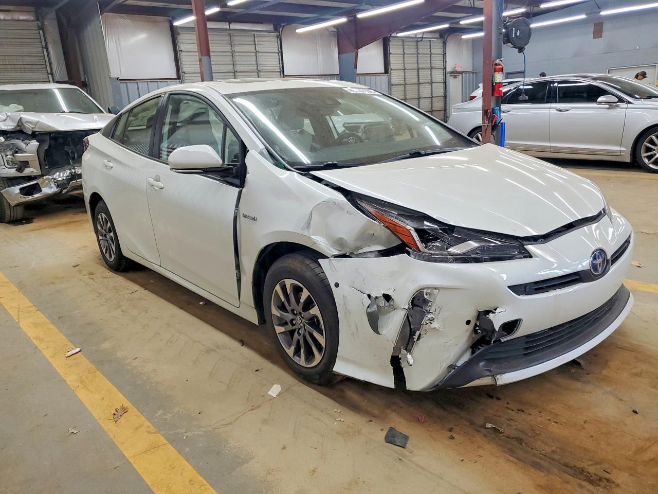 2019 TOYOTA PRIUS photo 7