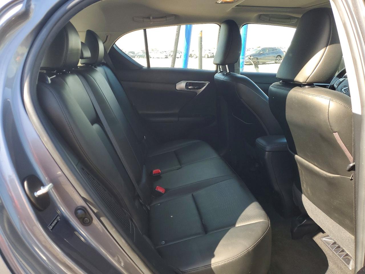 2013 LEXUS CT 200 photo 28