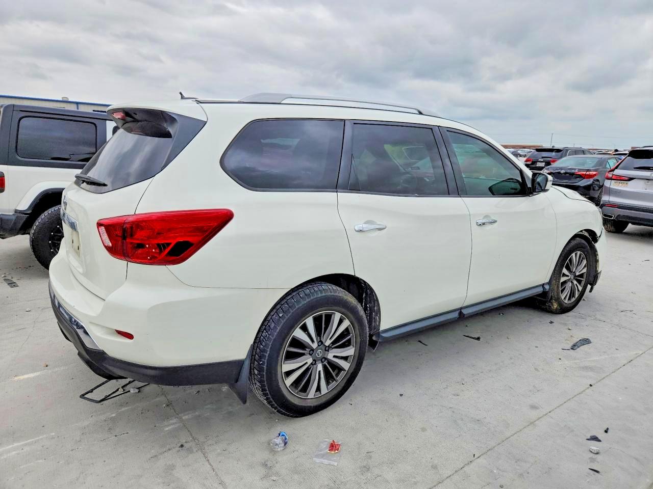 2017 NISSAN PATHFINDER S photo 5
