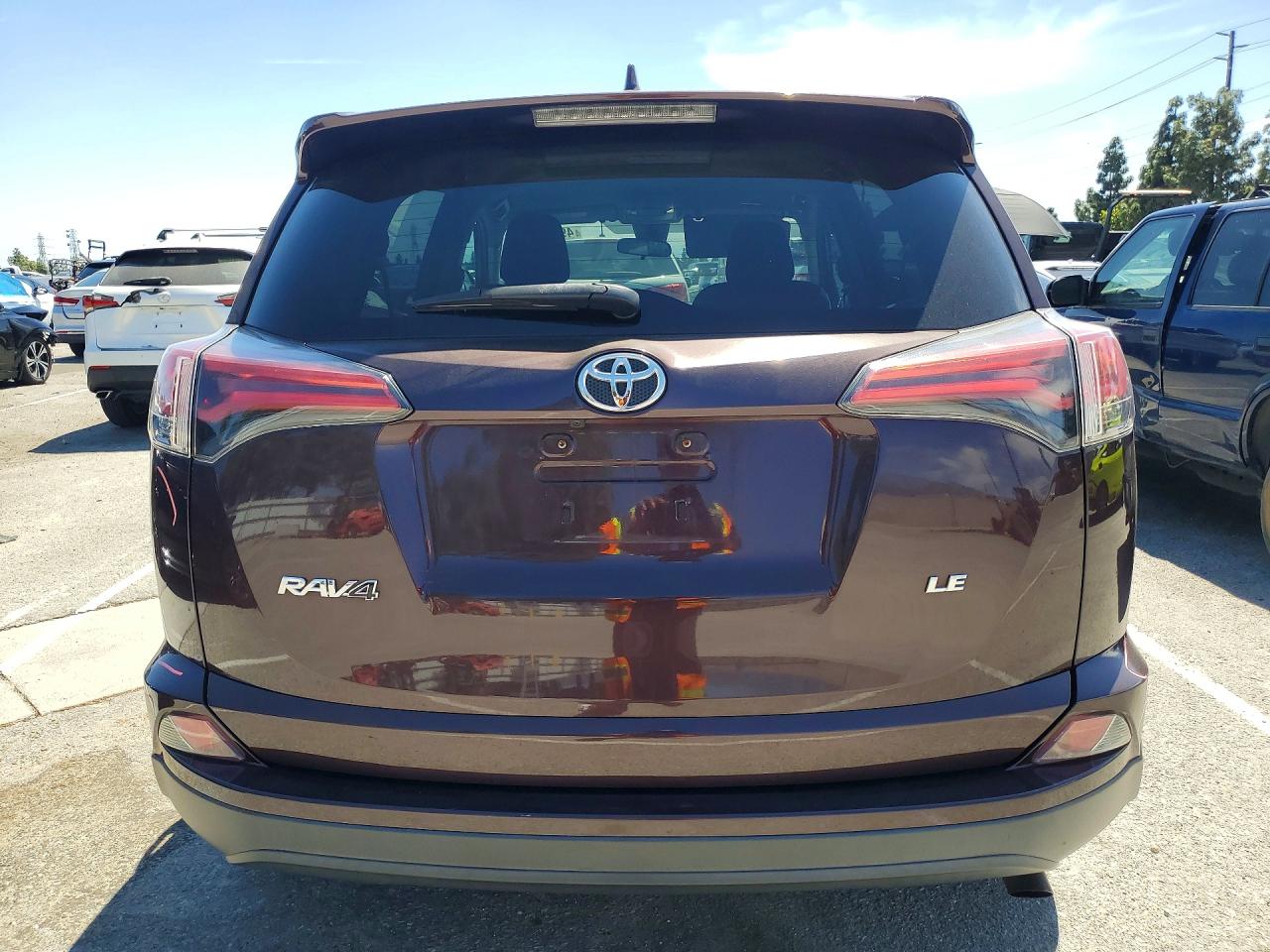 2018 TOYOTA RAV4 LE photo 11