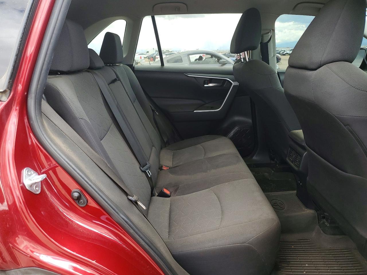 2021 TOYOTA RAV4 XLE photo 28