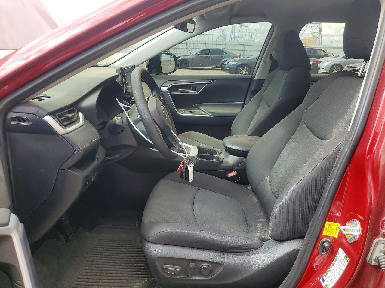 2021 TOYOTA RAV4 XLE photo 19