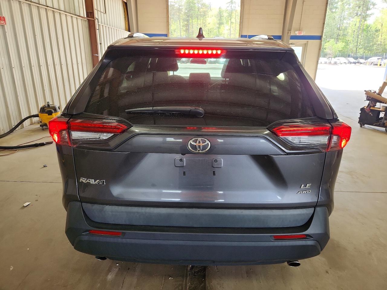 2021 TOYOTA RAV4 LE photo 11