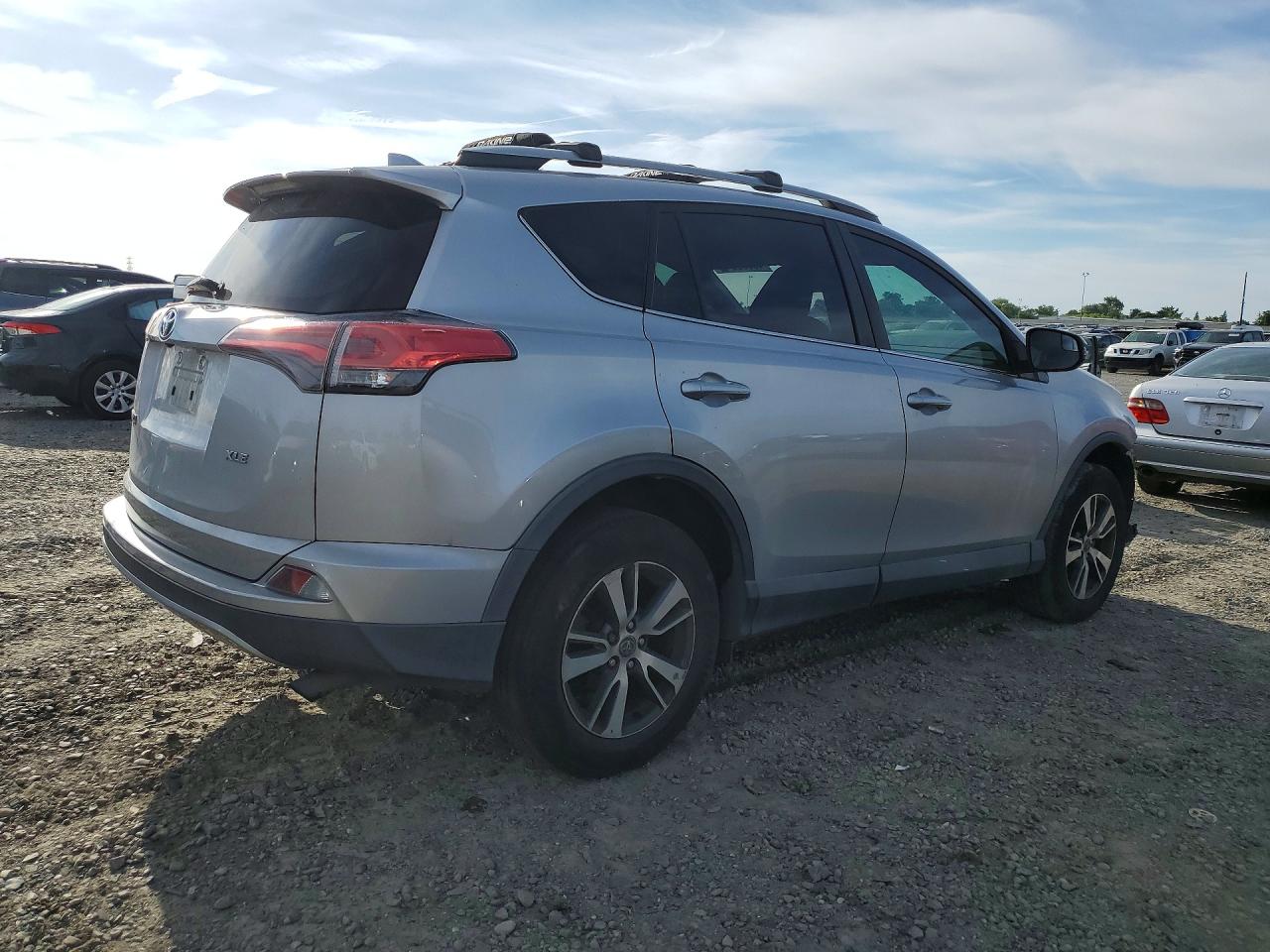 2017 TOYOTA RAV4 XLE photo 5
