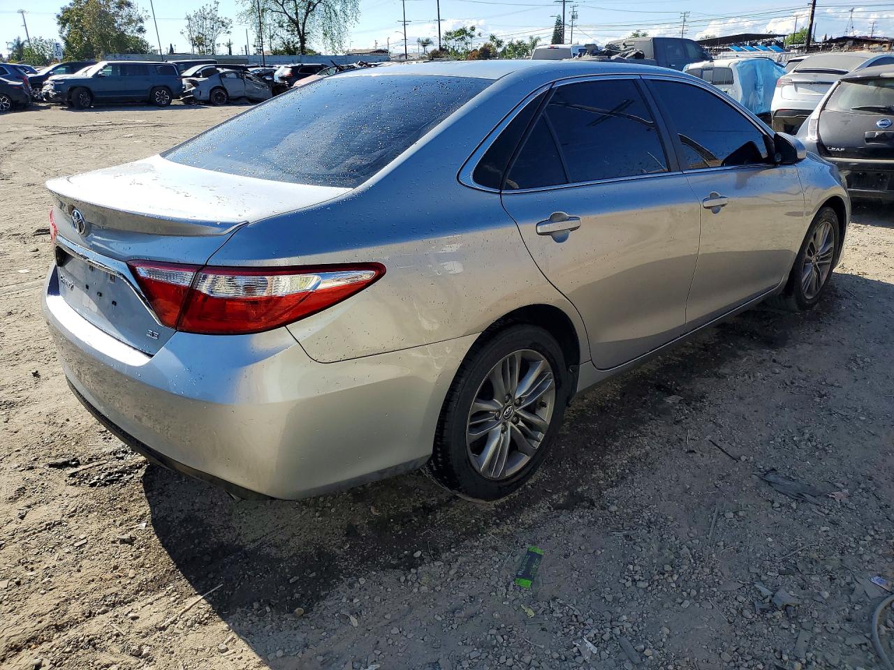 2015 TOYOTA CAMRY SE photo 3