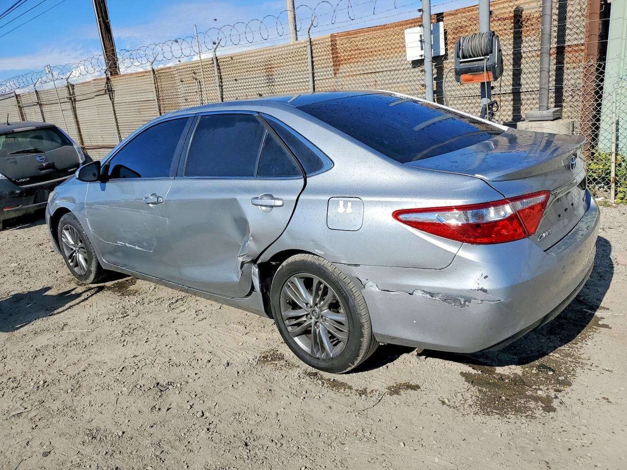 2015 TOYOTA CAMRY SE photo 2