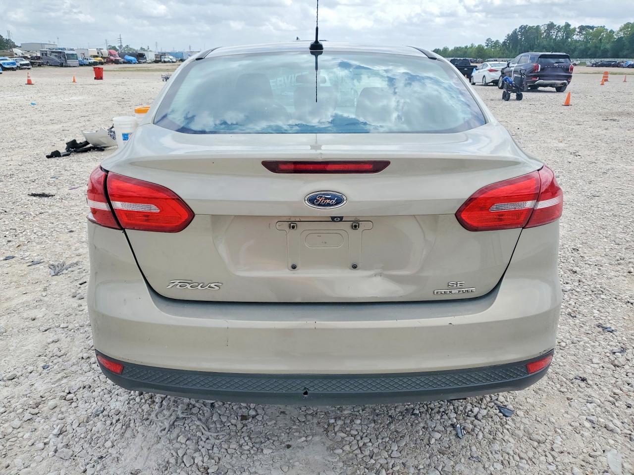 2015 FORD FOCUS SE photo 11