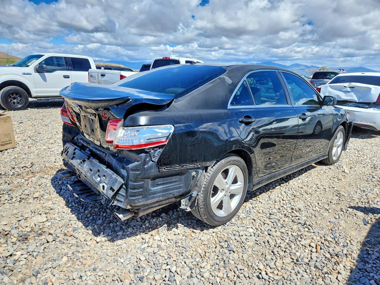2010 TOYOTA CAMRY SE photo 3