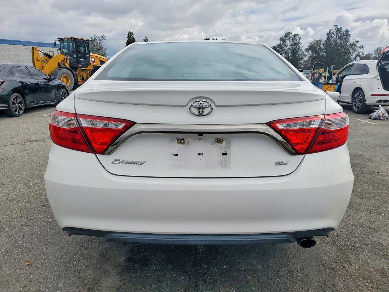 2016 TOYOTA CAMRY SE photo 11