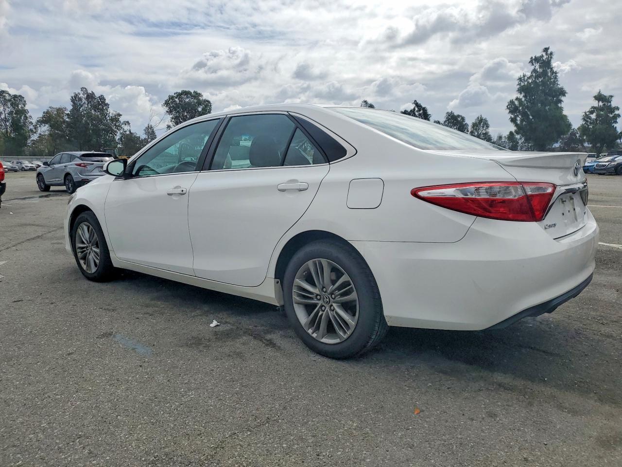 2016 TOYOTA CAMRY SE photo 3