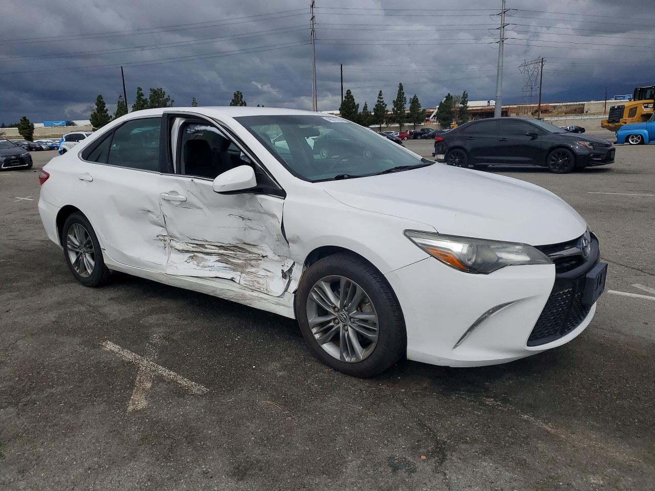 2016 TOYOTA CAMRY SE photo 7