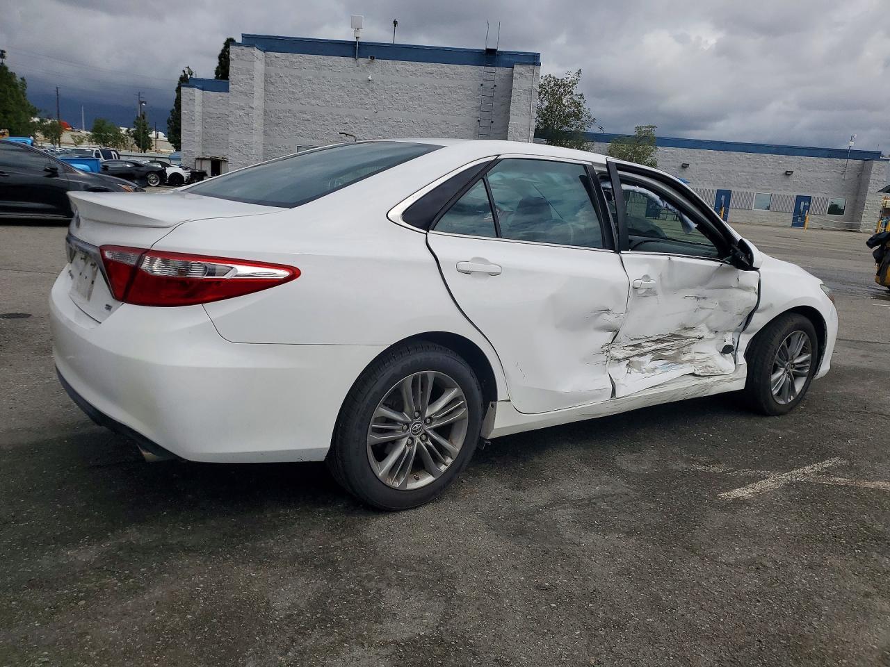 2016 TOYOTA CAMRY SE photo 5