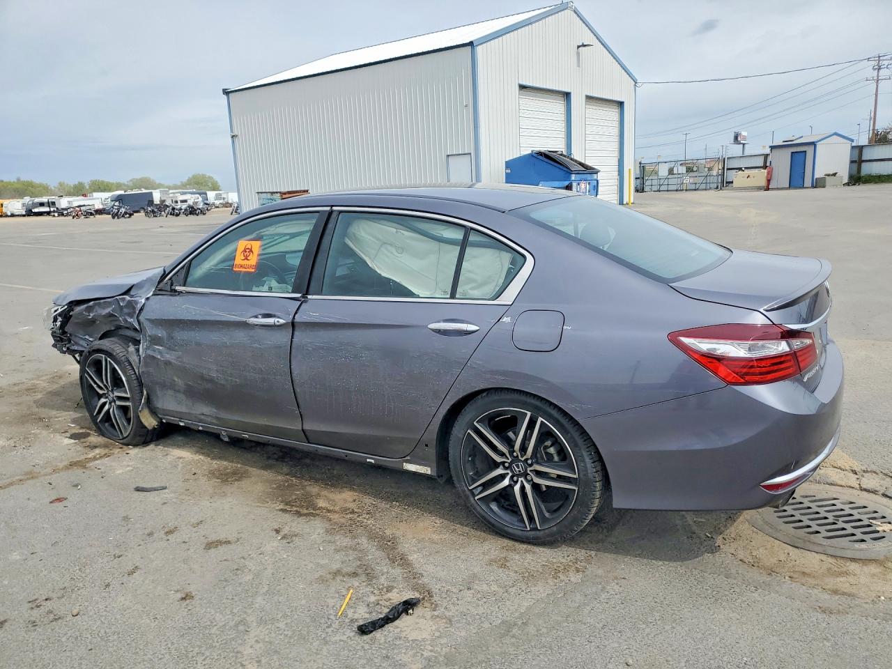 2017 HONDA ACCORD photo 4