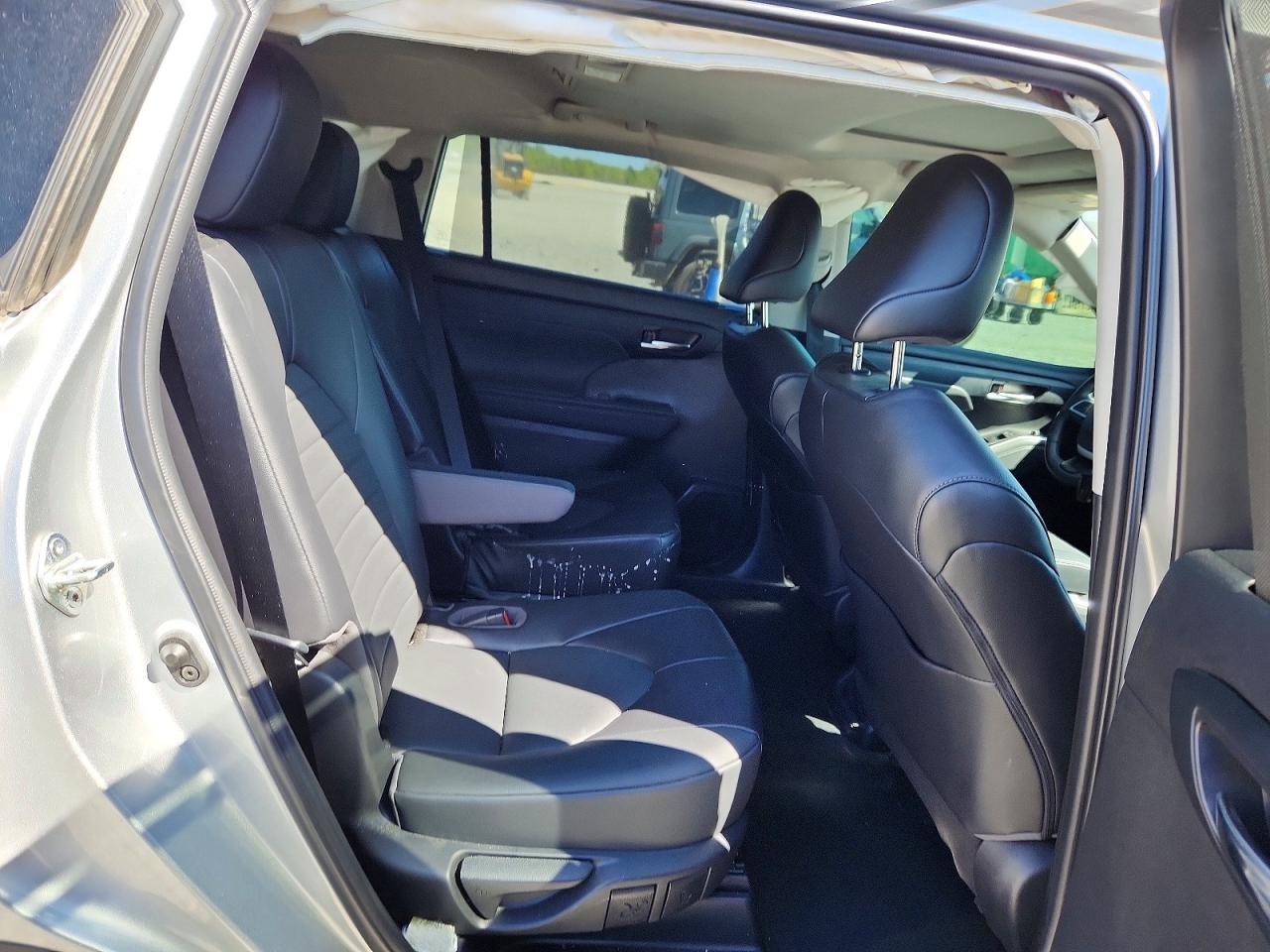 2022 TOYOTA HIGHLANDER XLE photo 19