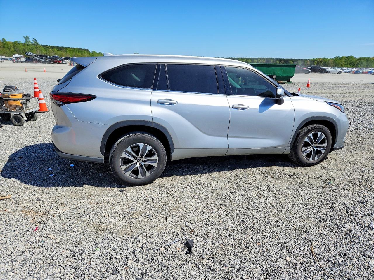 2022 TOYOTA HIGHLANDER XLE photo 5