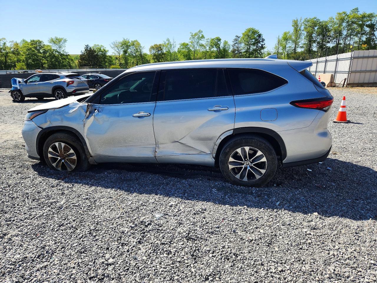 2022 TOYOTA HIGHLANDER XLE photo 3