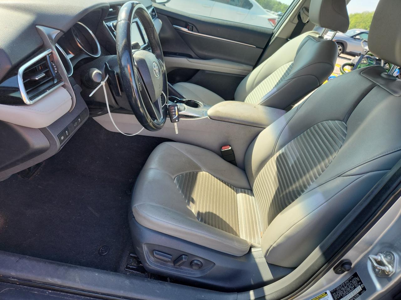 2018 TOYOTA CAMRY SE photo 19