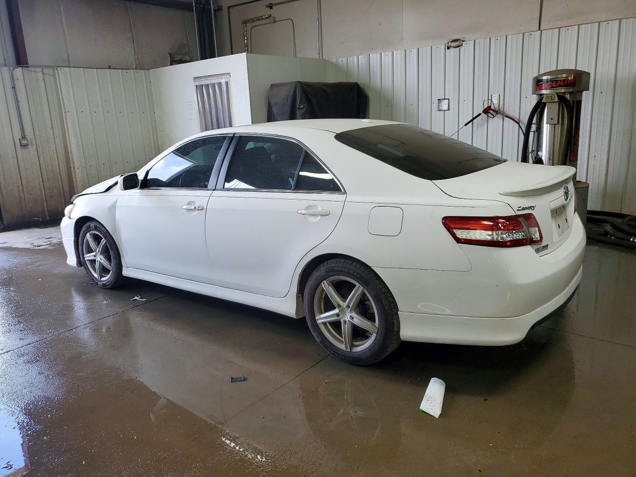 2011 TOYOTA CAMRY SE photo 3