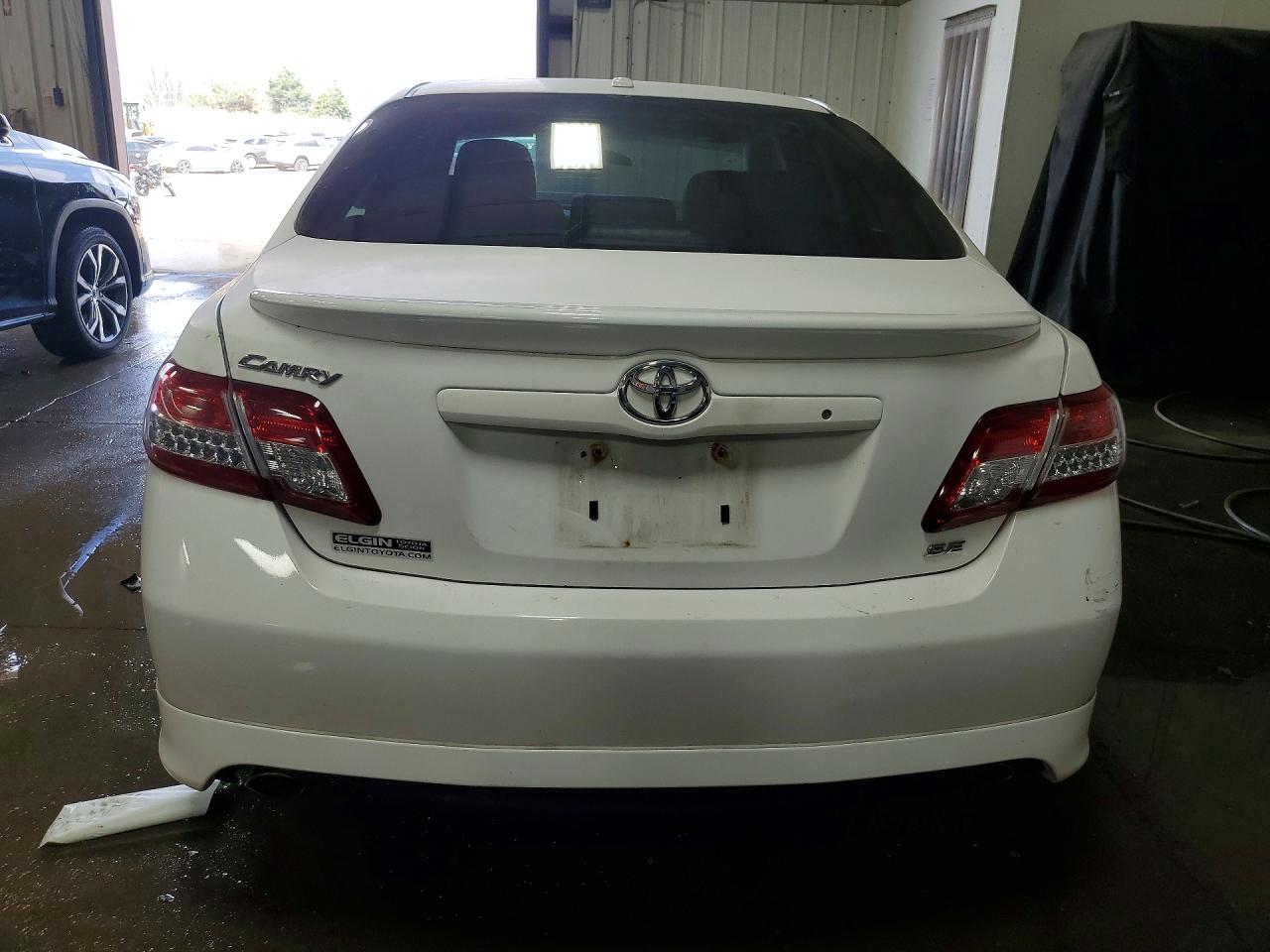 2011 TOYOTA CAMRY SE photo 11