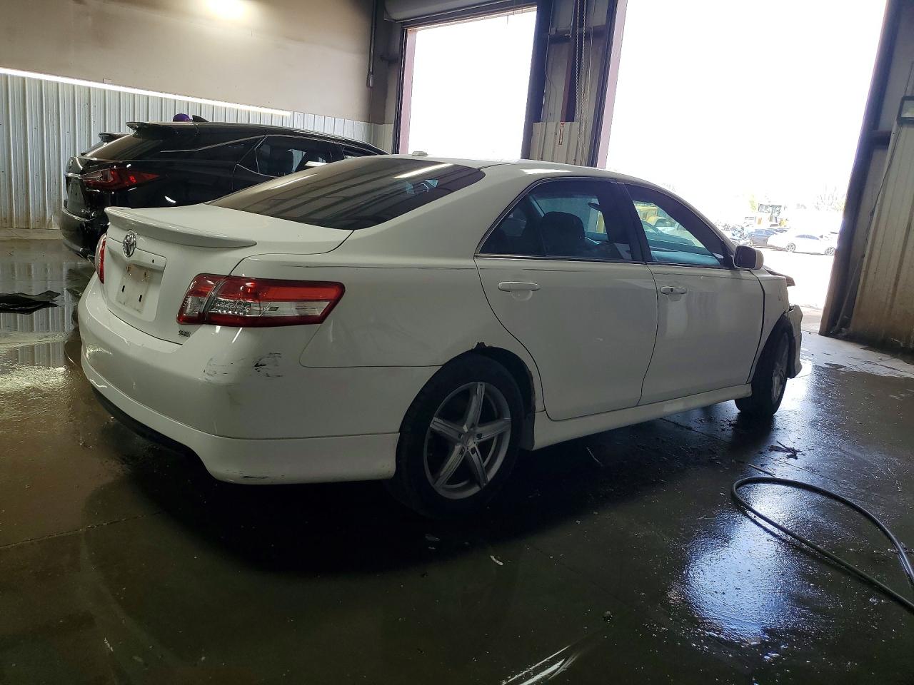 2011 TOYOTA CAMRY SE photo 5