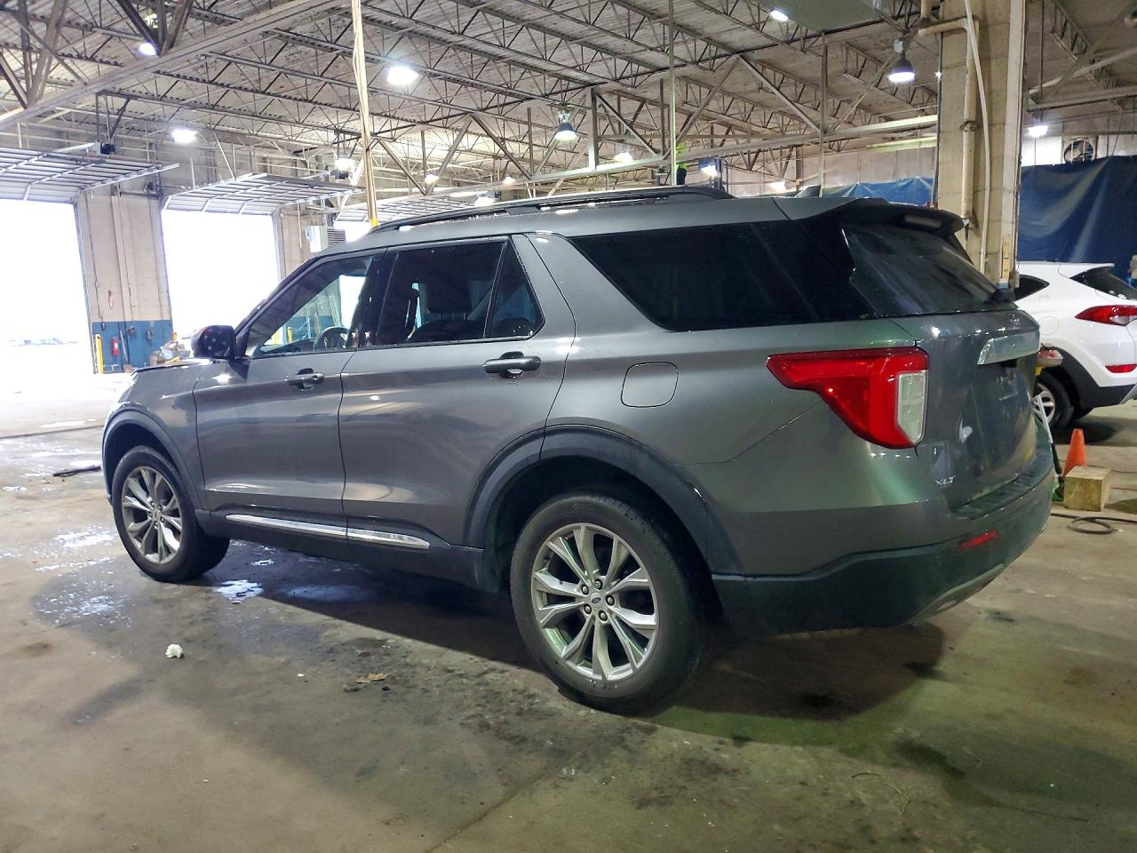 2023 FORD EXPLORER XLT photo 3