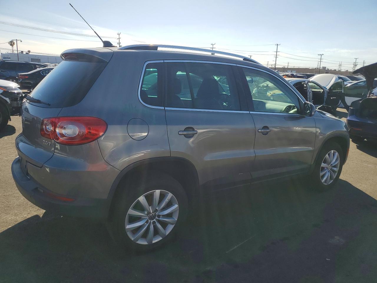 2011 VOLKSWAGEN TIGUAN S photo 7