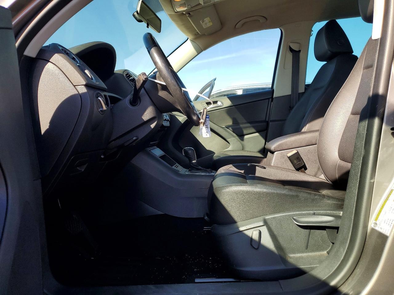 2011 VOLKSWAGEN TIGUAN S photo 19