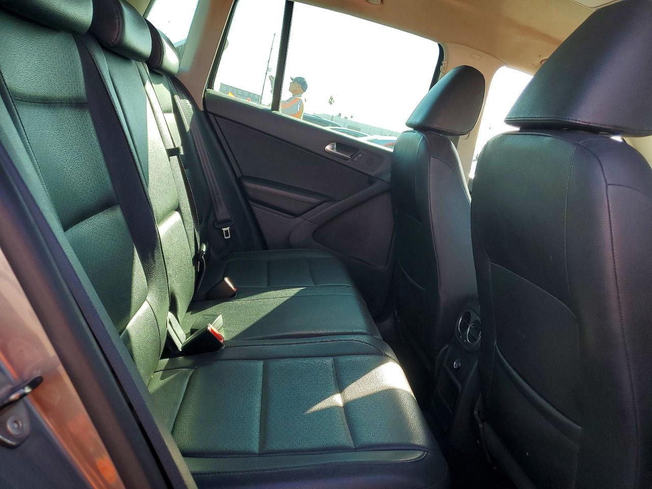 2011 VOLKSWAGEN TIGUAN S photo 31