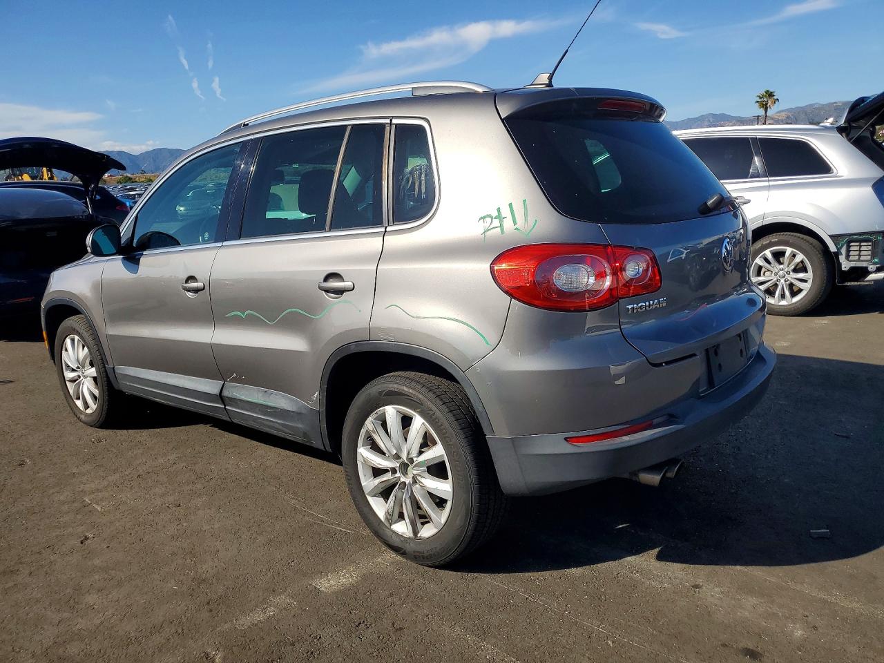 2011 VOLKSWAGEN TIGUAN S photo 4
