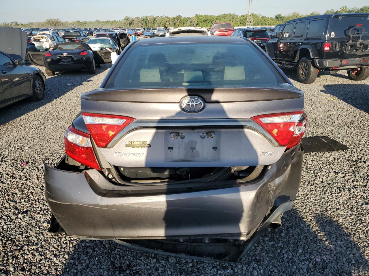 2016 TOYOTA CAMRY SE photo 16