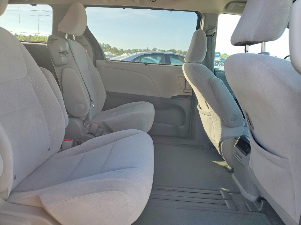 2016 TOYOTA SIENNA LE photo 21