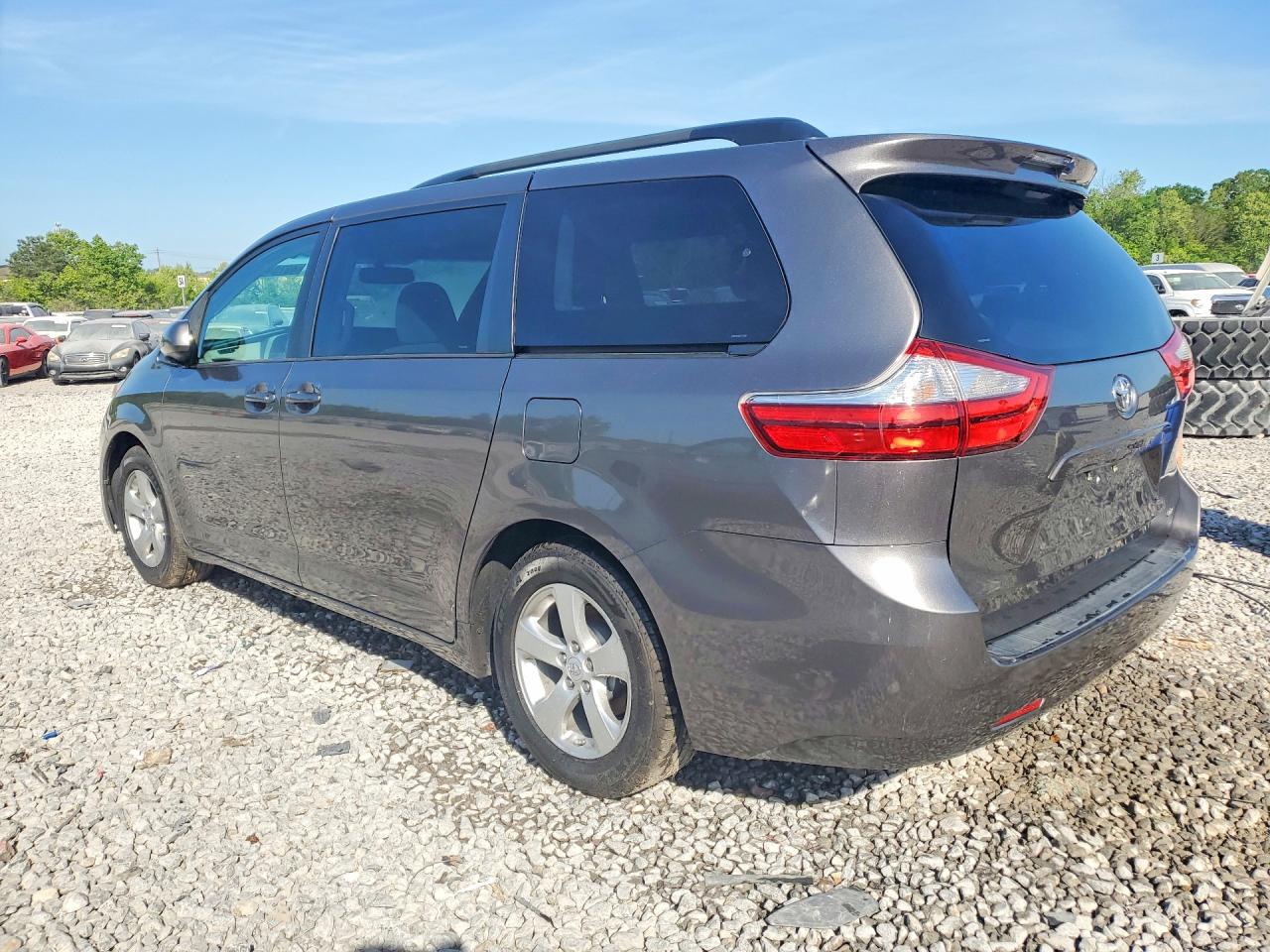 2016 TOYOTA SIENNA LE photo 3