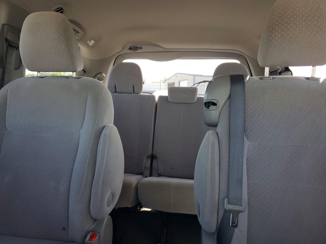 2016 TOYOTA SIENNA LE photo 19