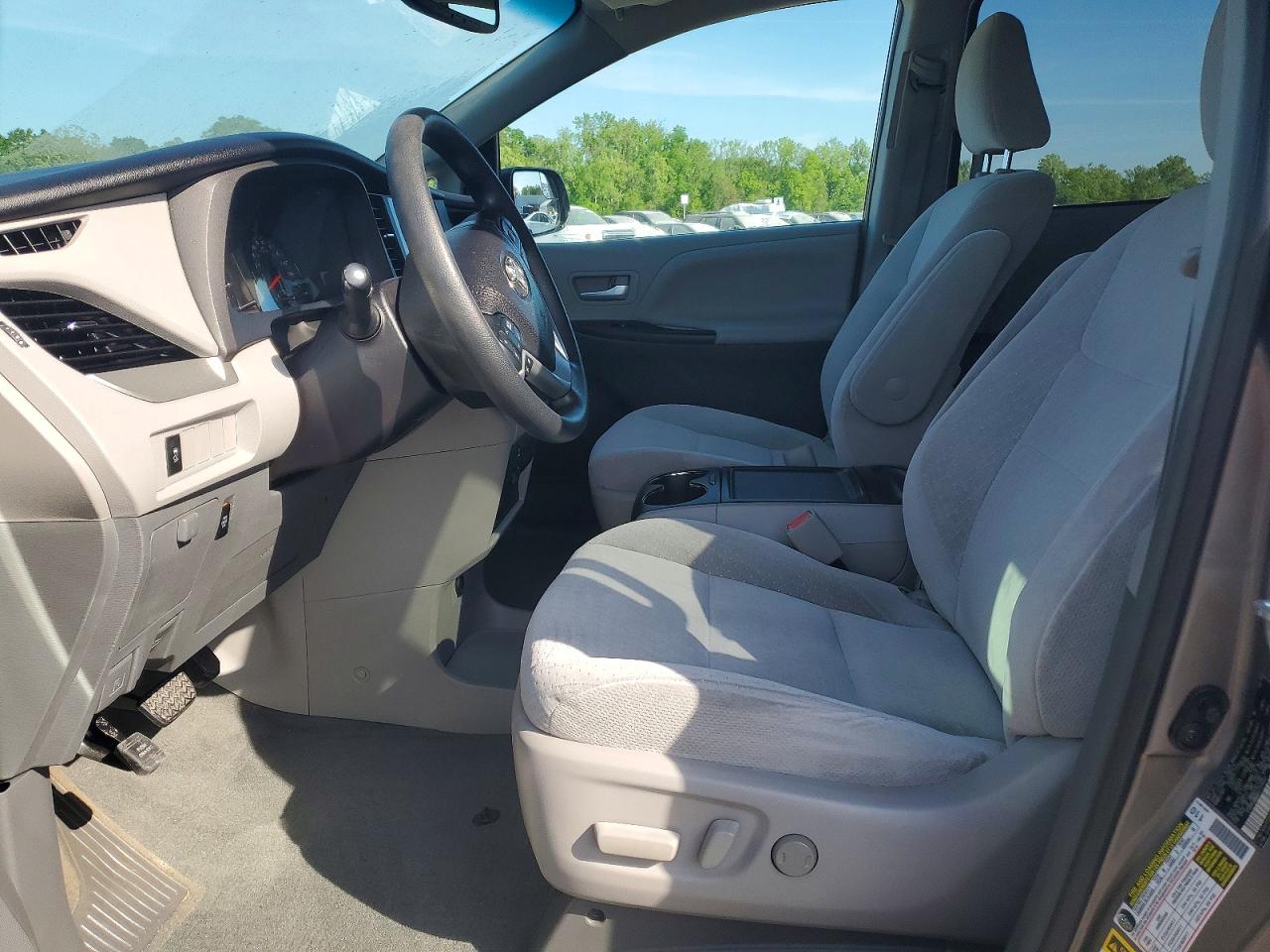 2016 TOYOTA SIENNA LE photo 13